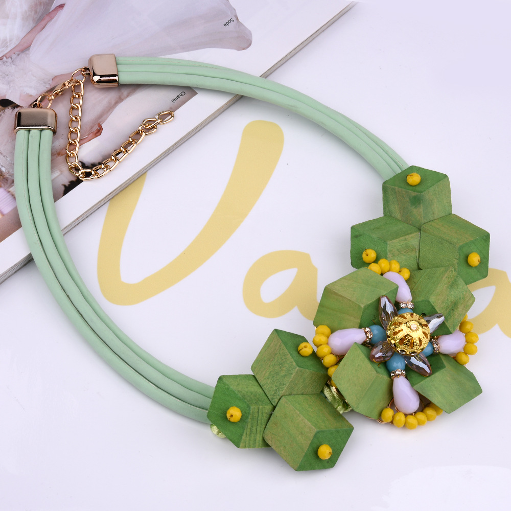 Occident and the United States wood Paint necklace (green) NHVA3735
