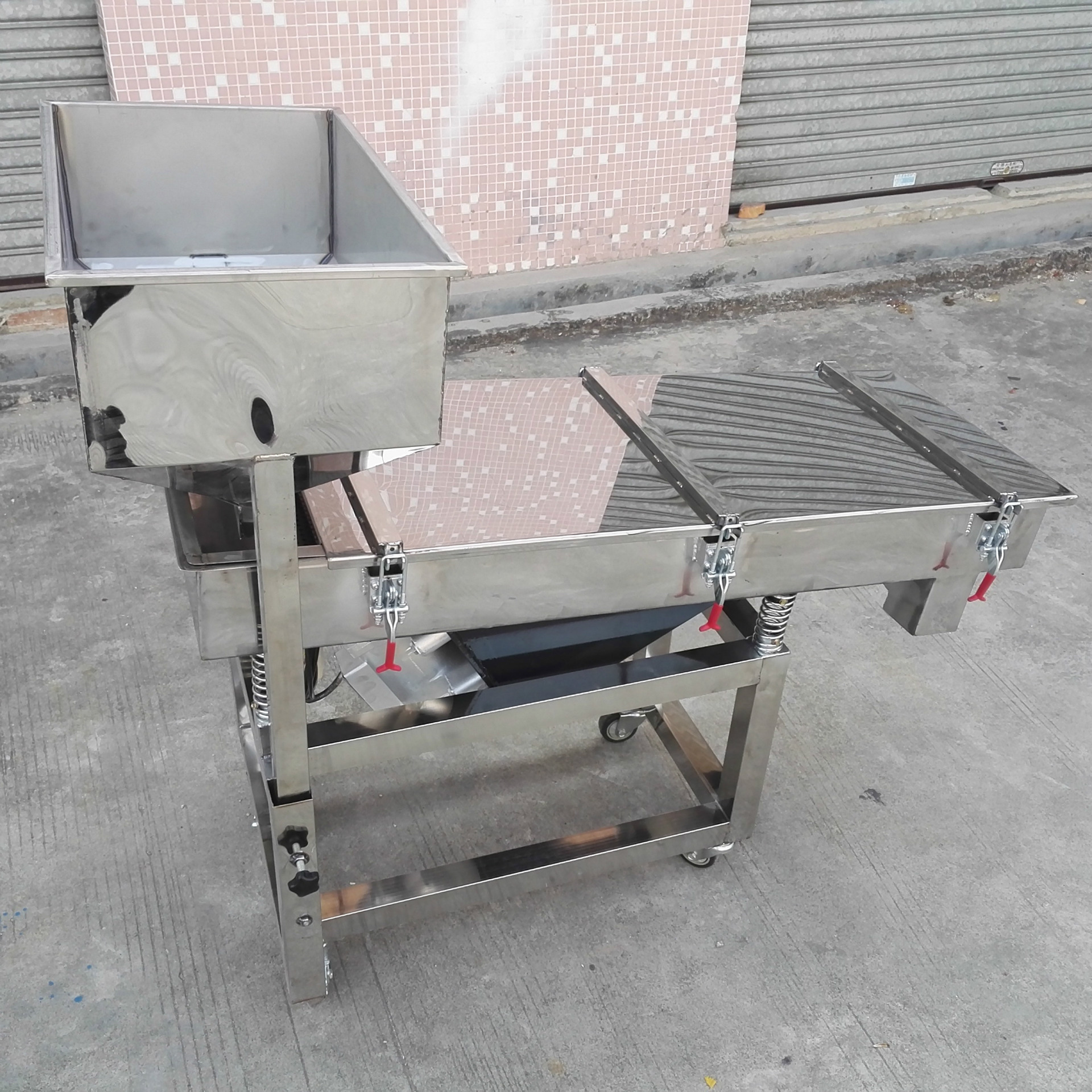 大量销售不锈钢振动筛 两层筛选设计 筛分辅机 可非标制作