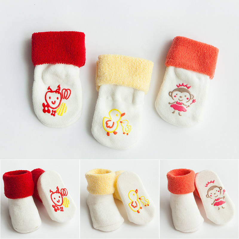El otoño y el invierno Nueva Terry engrosada de algodón peinado calcetines de bebé mediados de la pantorrilla piso de dibujos animados antideslizante 0-3 años de edad