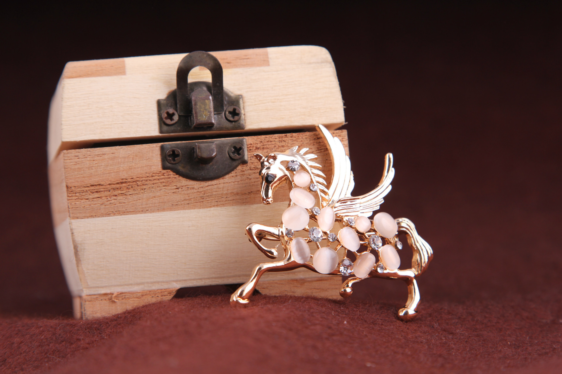 Broche Pegasus en alliage de strass en pierre œil de chat de mode coréenne, corsage, boucle de poitrine, accessoires féminins_voghion.com