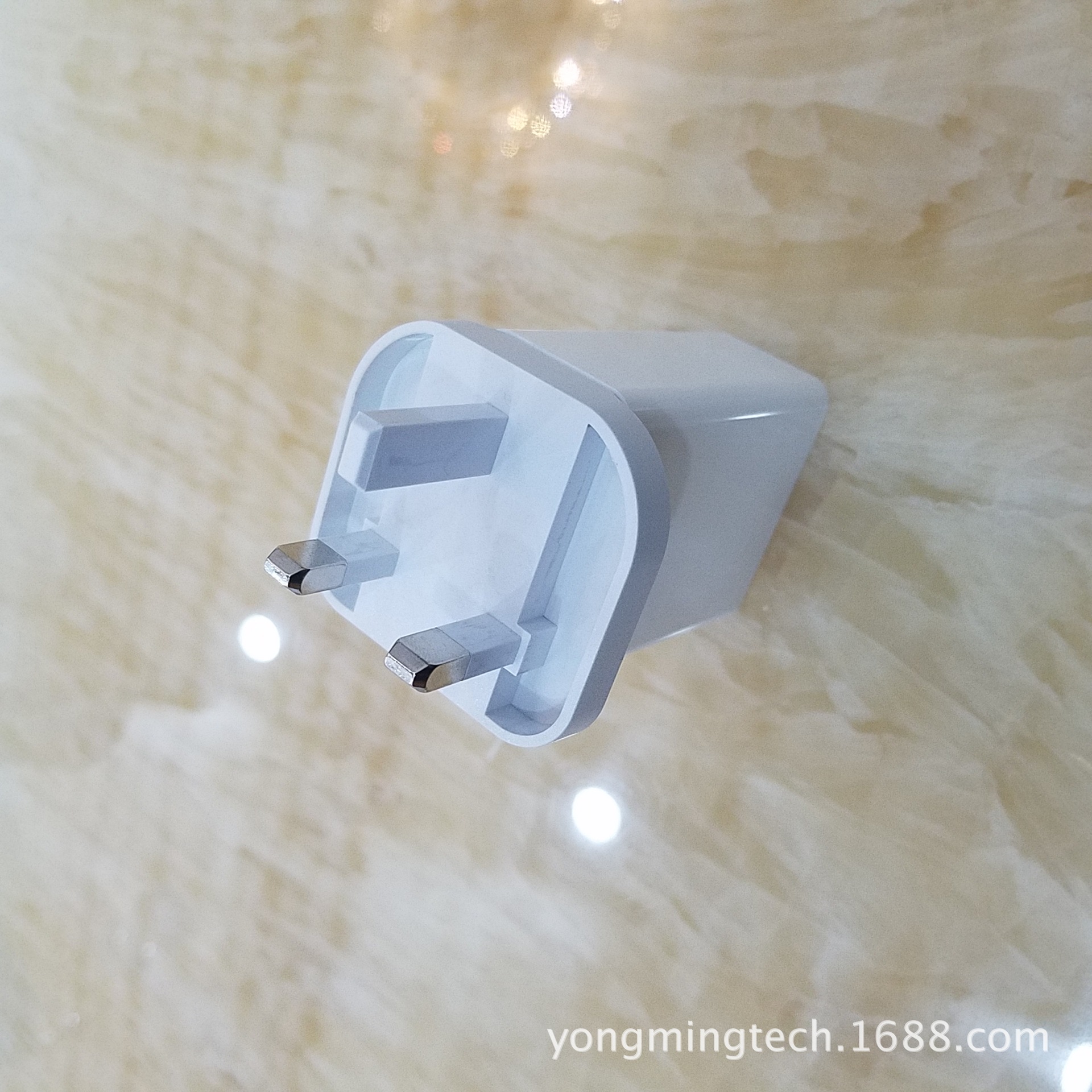 热销经典QC3.0充电器外壳，供应30W USB充电器外壳,双USB高光外壳
