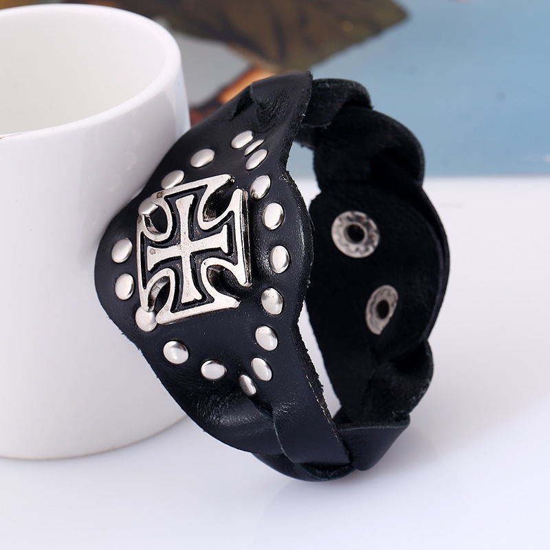 Hot-selling-accessoires In Europa Und Amerika, Personal Isierte Nieten, Punk-rindsleder Armbänder, Kreuz Gewebt, Breite Leder Armbänder, Grenz Überschreitende Versorgung display picture 2