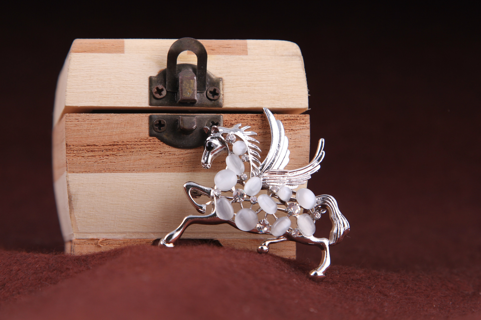 Broche Pegasus en alliage de strass en pierre œil de chat de mode coréenne, corsage, boucle de poitrine, accessoires féminins_voghion.com