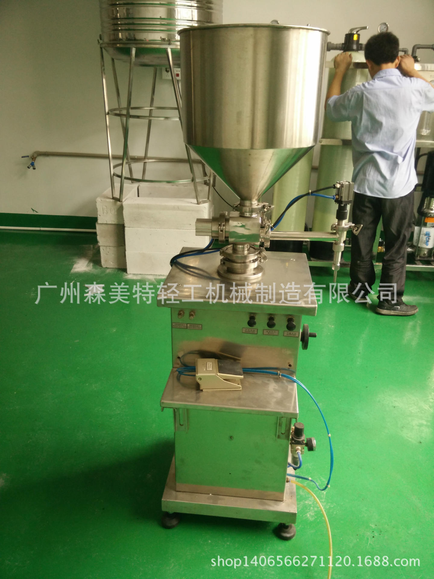 防晒油灌装机 马油霜灌装机 染发膏 洗发精半自动立式气动灌装机