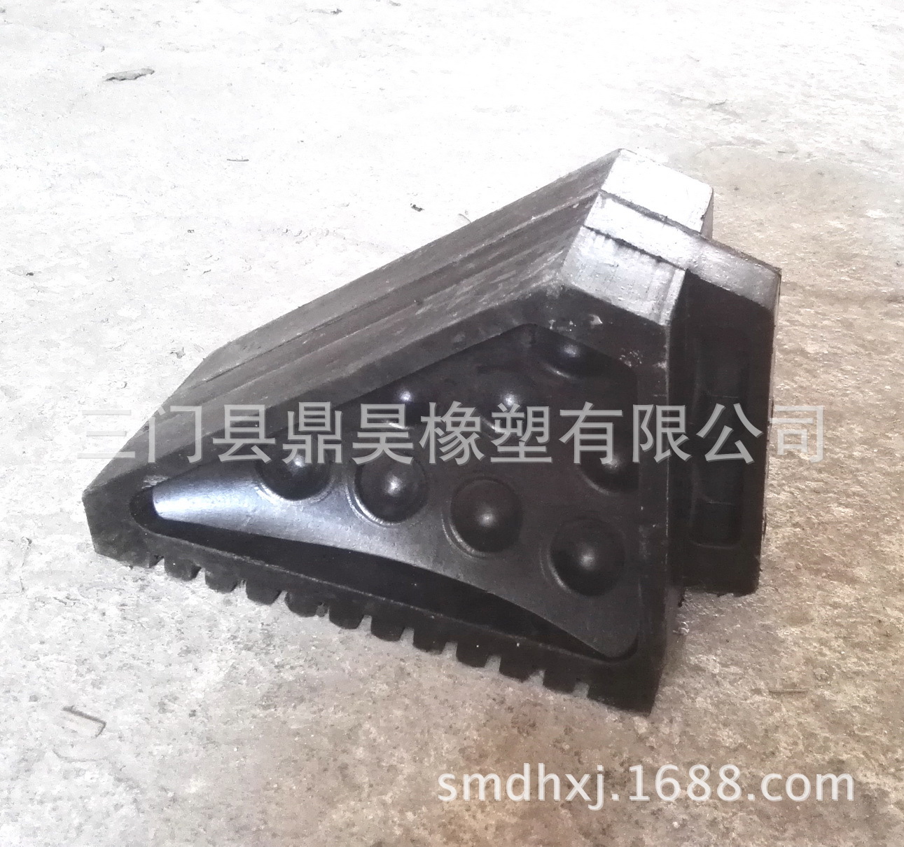 止退器止滑块车轮定位器橡胶三角木斜坡临时停车止退挡轮块