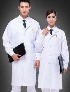 Белый халат, демисезонный пуховик, униформа медсестры