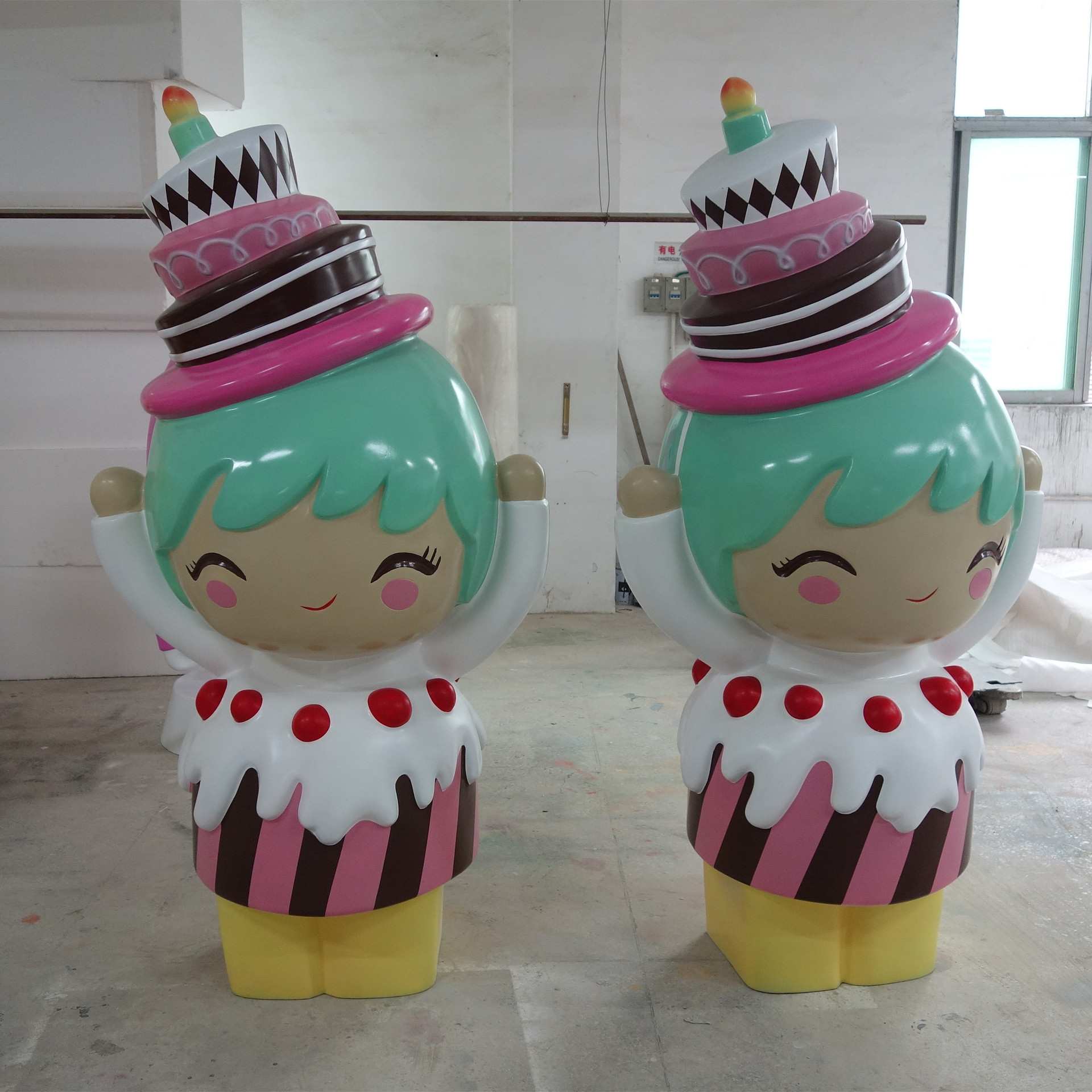 广东玻璃钢厂家订座生铲玻璃钢卡通娃娃雕塑 户外景观雕塑