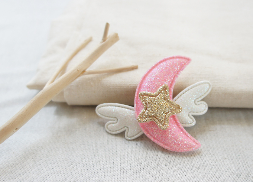 Cute Korean Cartoon Moon Children's Angel Wings Hairpin display picture 1