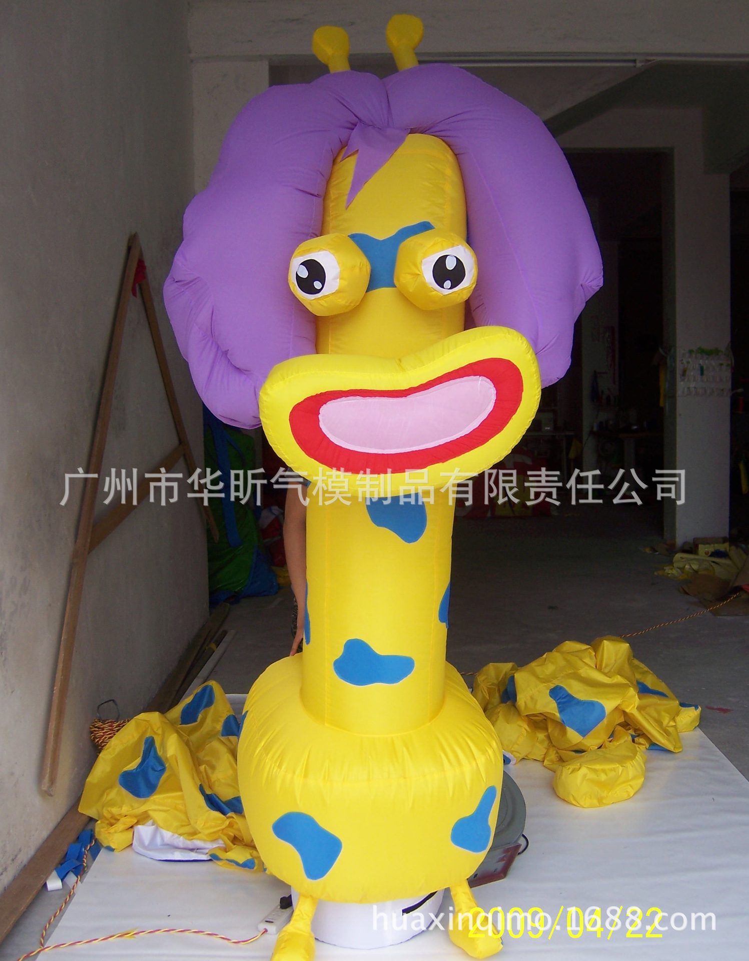 行走广告卡通人充气道具服装厂家 户外仿真产品气模人