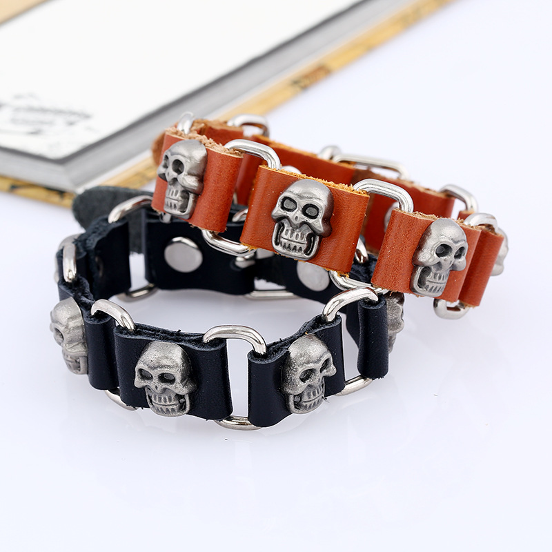 Fabrik Direkte Lieferung Von Herren Schmuck Europäischer Und Amerikanischer Außenhandels Schmuck Punk Leder Armband Legierung Schädel Rindsleder Armband display picture 1