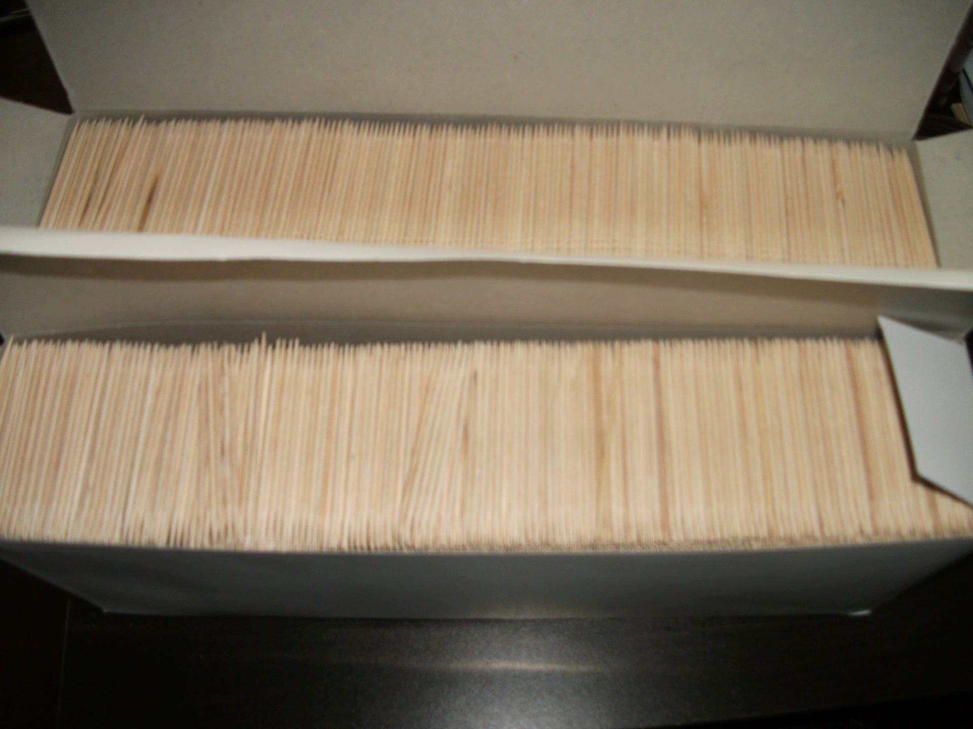 Производители недорогих зубочисток Birch предоставляют единую упаковочную коробку в пластиковых бочках и другую упаковку