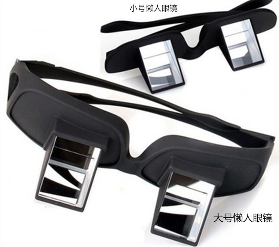 Ленивые лживые очки лежат, чтобы посмотреть телевизор супер ясные чувства и преследовать забавный позвоночник