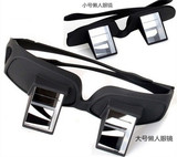 Ленивые лживые очки лежат, чтобы посмотреть телевизор супер ясные чувства и преследовать забавный позвоночник