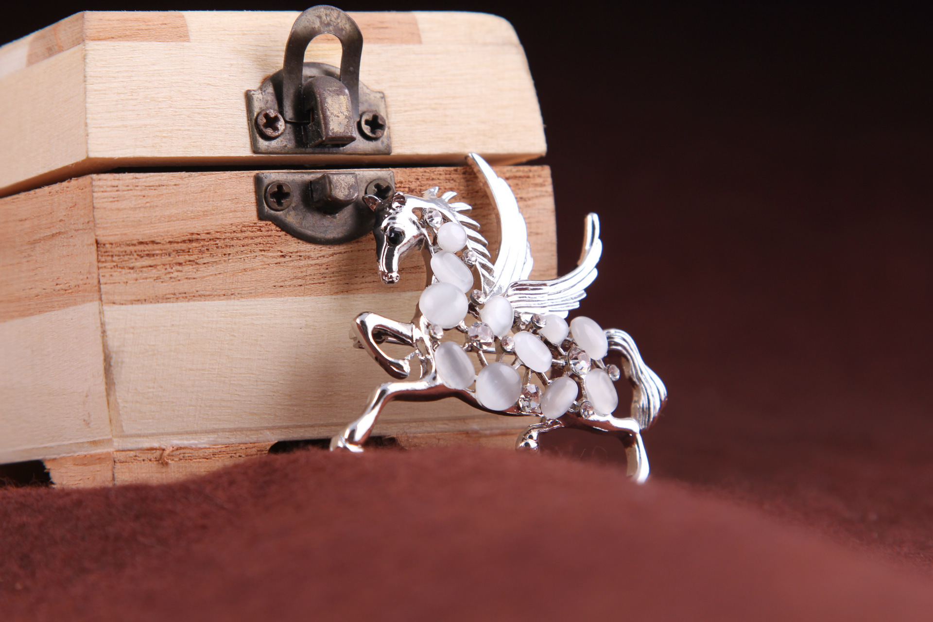 Broche Pegasus en alliage de strass en pierre œil de chat de mode coréenne, corsage, boucle de poitrine, accessoires féminins_voghion.com