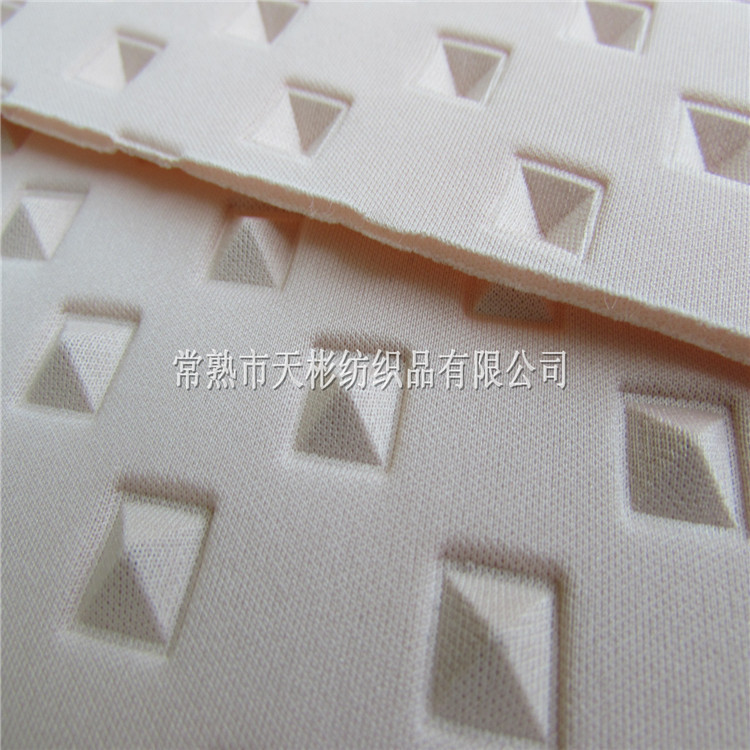 压花在加工面料 格子压花 粉色空气层供应中
