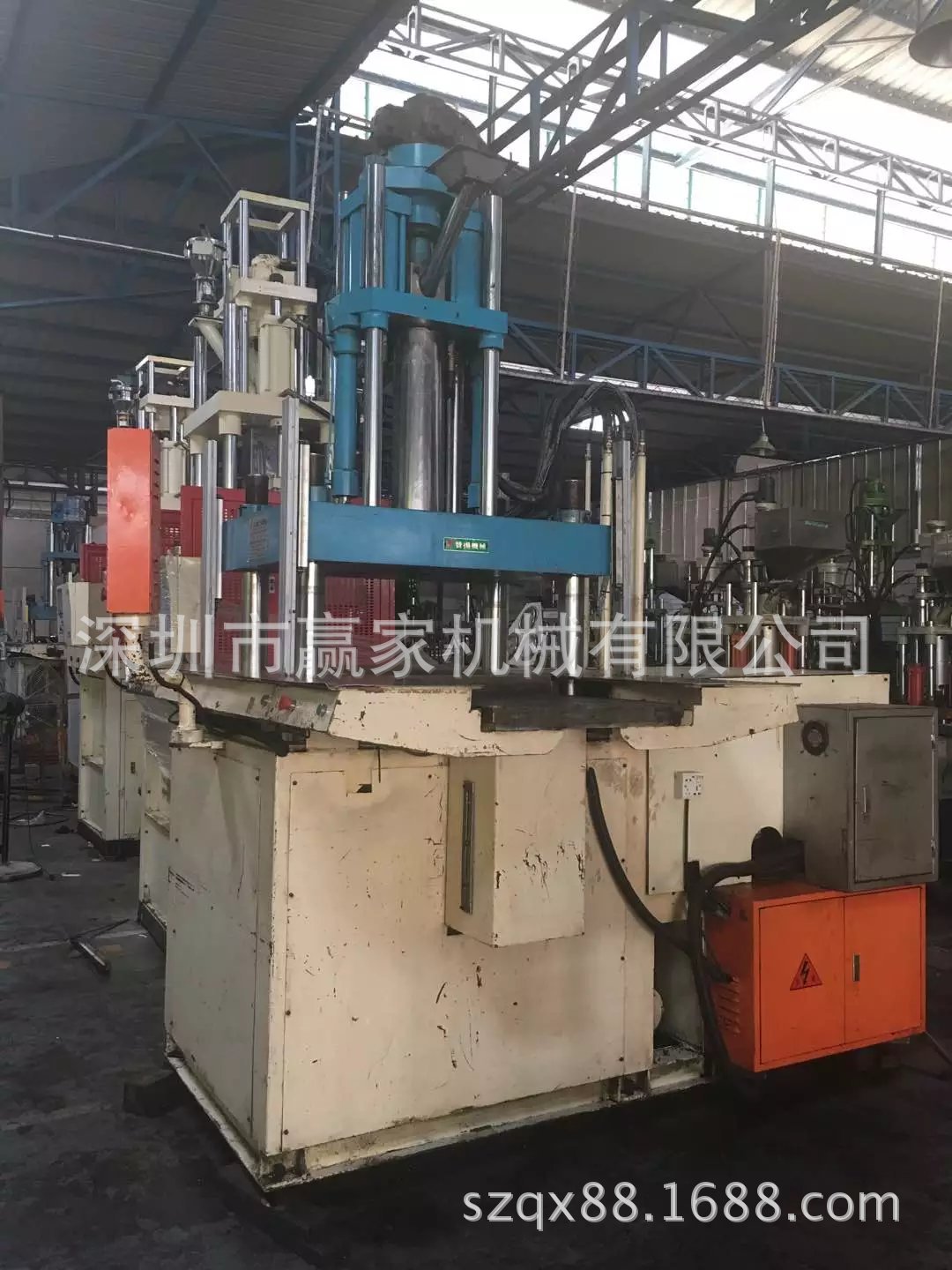 赞扬160Ｔ双滑板立式注塑机，带伺服