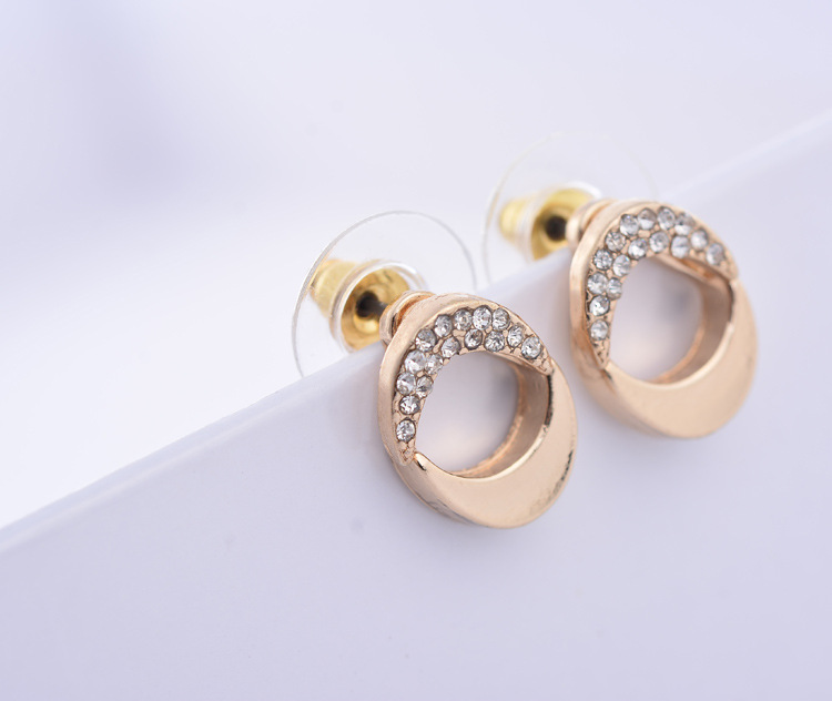 Pointed labret stud close-up product detail