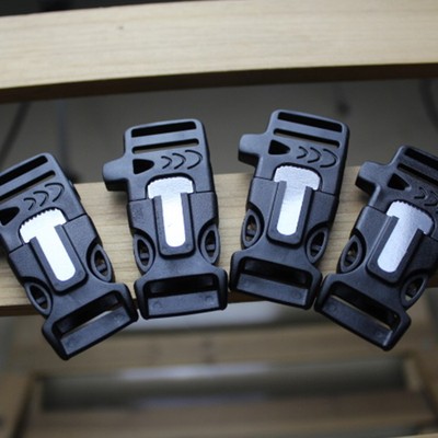 欧美风户外多功能求生哨子扣带打火石塑料插扣EMAK现货厂销带包装