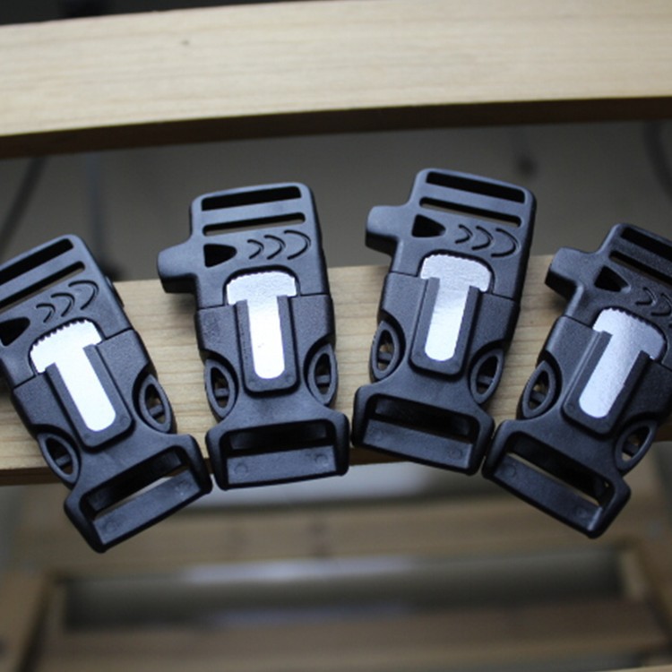 欧美风户外多功能求生哨子扣带打火石塑料插扣EMAK现货厂销带包装