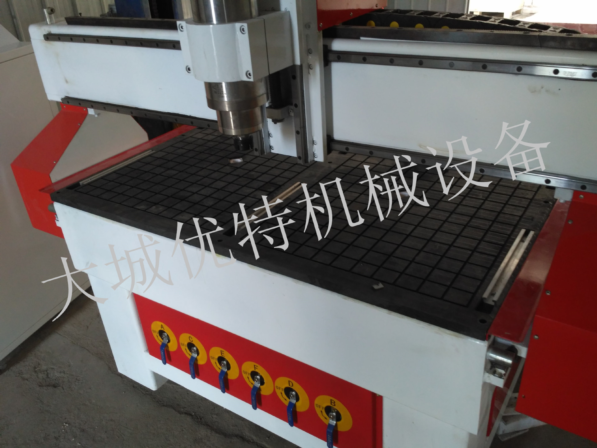 真空吸附台面气动三头自动换刀数控开料 雕刻机