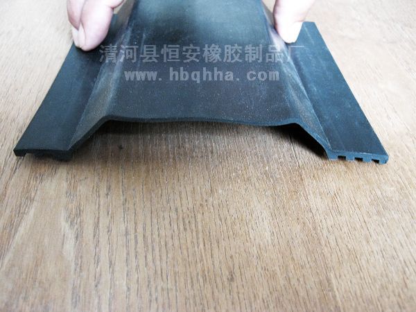 供应声屏障150X4橡胶弹性垫片   单管橡胶条  解耦装置