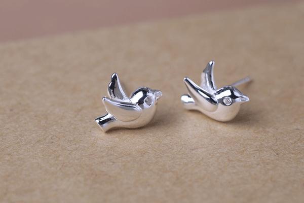 New Simple Flying Pigeon Earrings Alloy Electroplated Three-dimensional Peace Pigeon Earrings Wholesale display picture 5