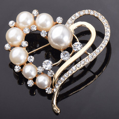 Best-selling high-end crystal heart pearl brooch for women, high-end versatile Korean-style clothing accessories and pins, creative suit brooch