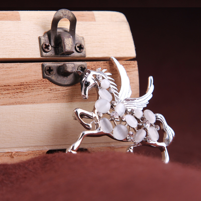 Korean fashion cat's eye stone rhinestone alloy Pegasus brooch corsage chest buckle female accessories_voghion.com