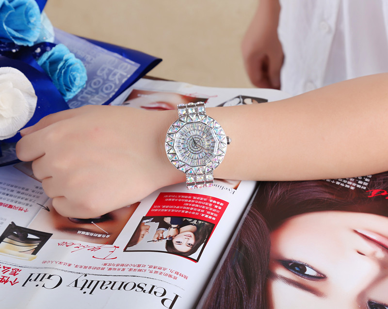 Title 1, Funkelnde Quarz-Armbanduhr mit Diamanten und St...