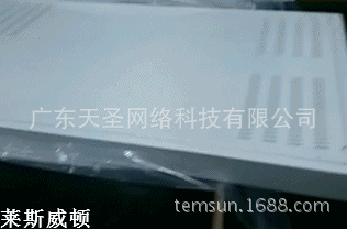 白色立式外壳后盖放桌子上准备装机