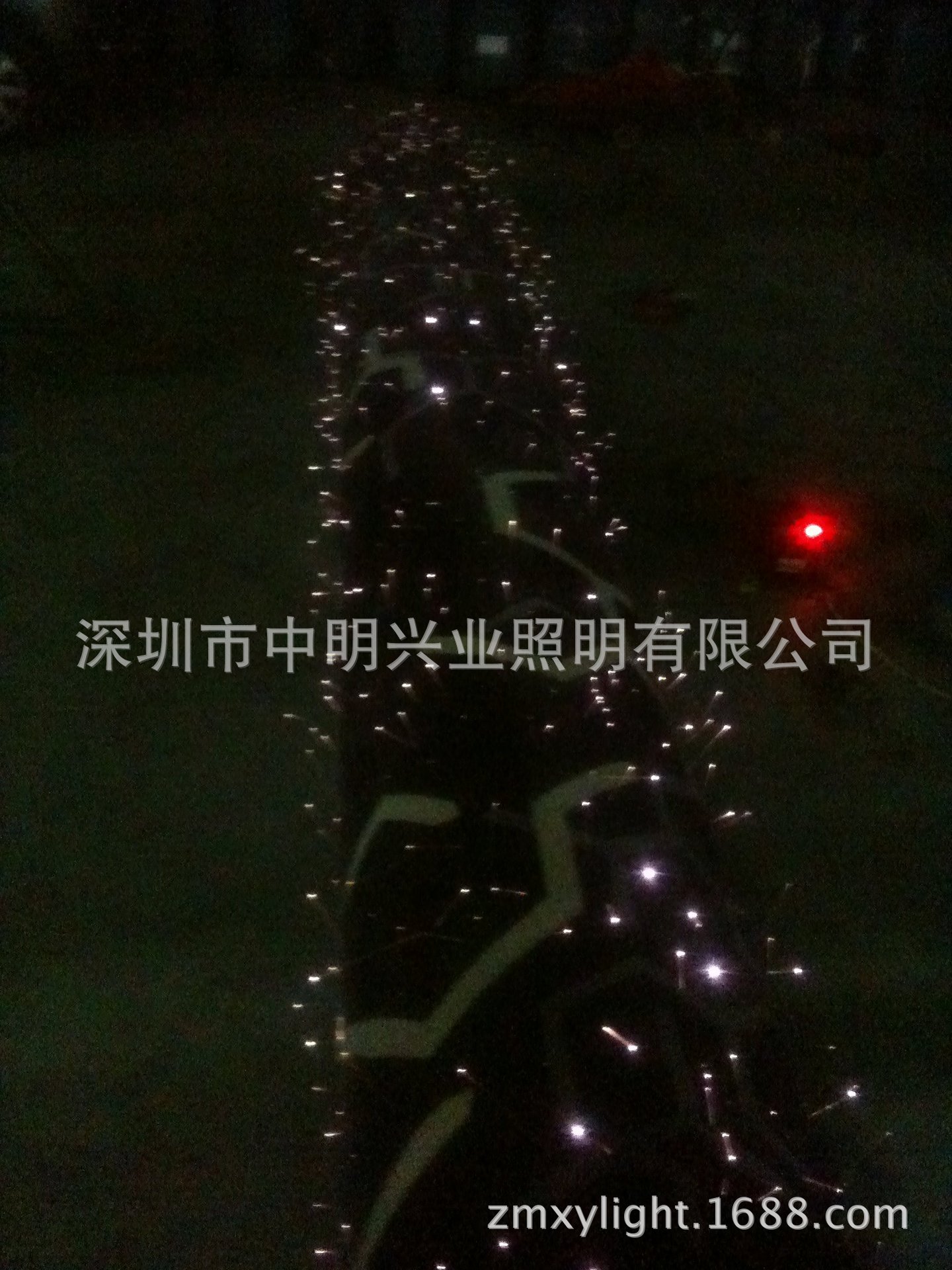 �����ߵ���ɫ���ڵ�̺������ �ǹ���˸�߲ʱ�ɫ���˵� led������