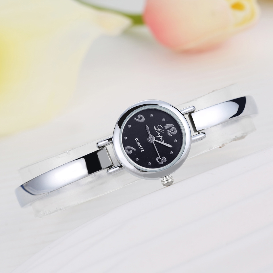 Simple Style Letter Folding Buckle Quartz Women's Watches display picture 1