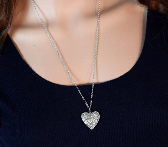 Collier en forme de cœur creux version coréenne pouvant être ouvert avec une petite photo d'un accessoire pendentif en forme de pêche_voghion.com