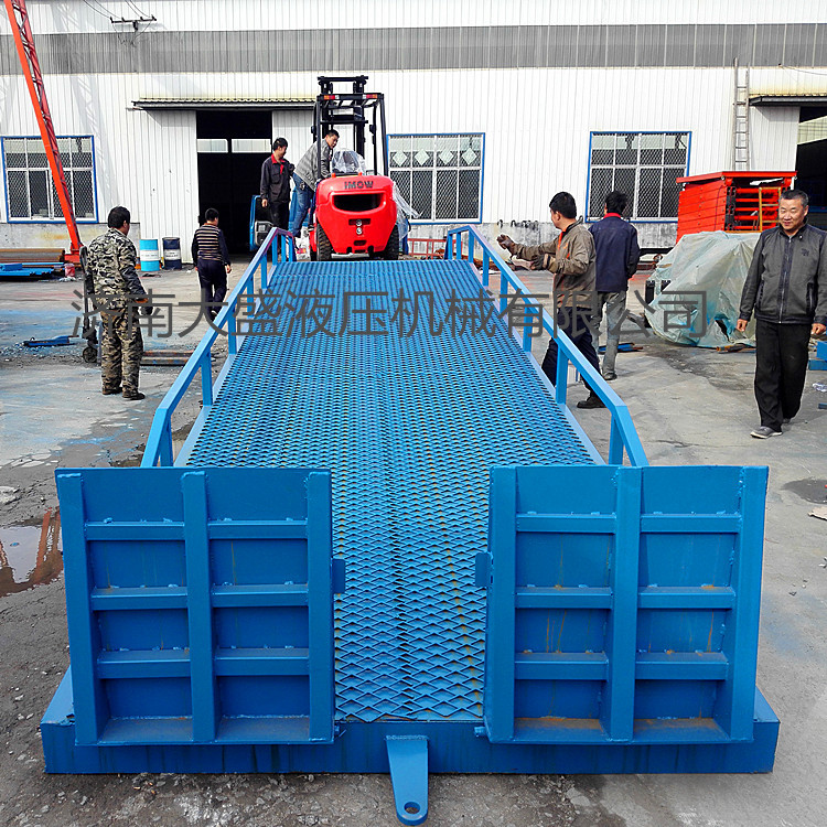 customized Mobile The boarding bridge Mobile Hydraulic bridge Container Discharge cargo platform Automobile tail plate The boarding bridge