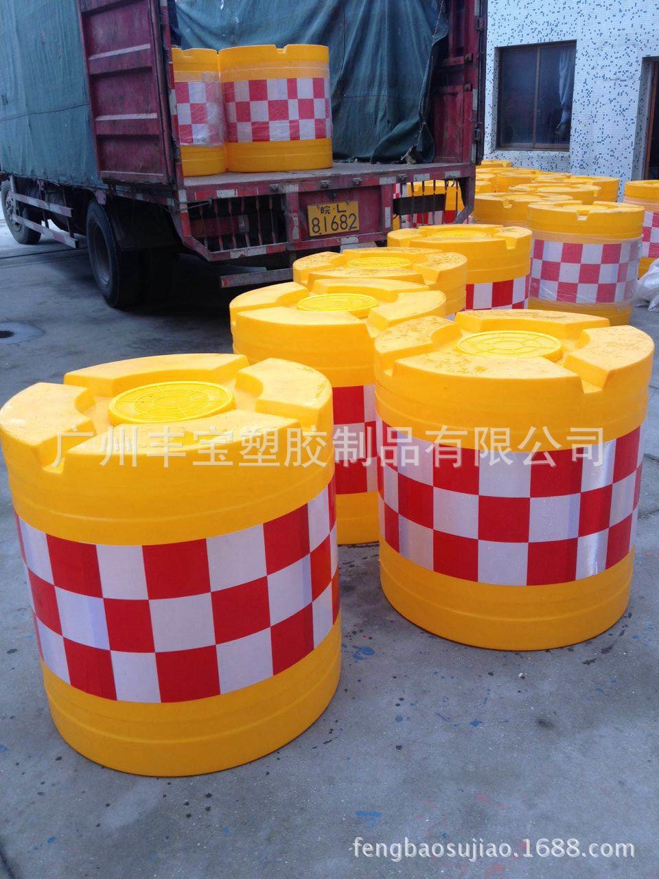 厂家直供防撞桶 滚塑大防撞桶 圆形防撞桶 90公分高防撞桶