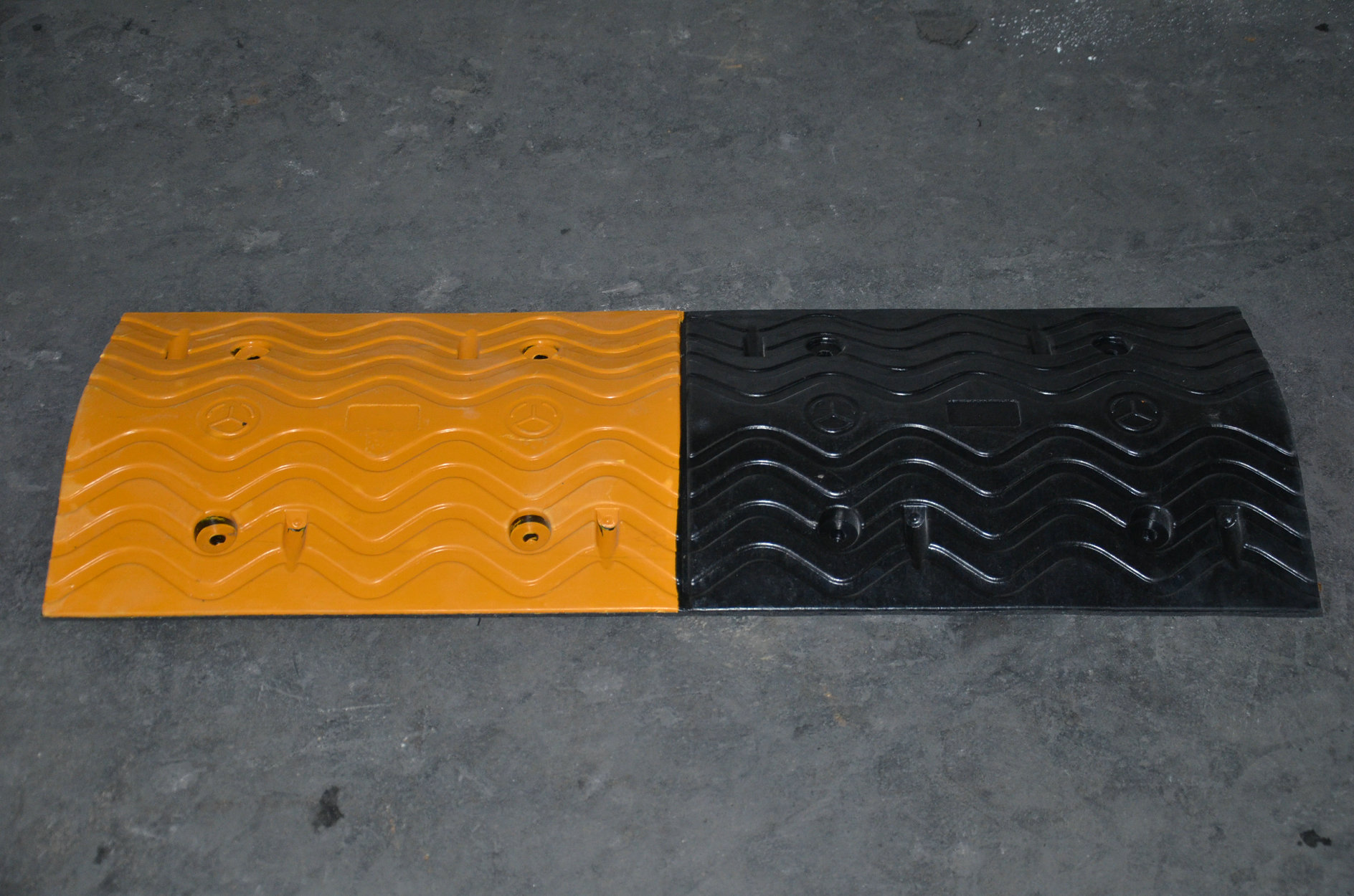 高速橡胶减速带 减速板 100*38cm波浪减速带 黄黑橡胶减速带