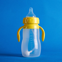 大草原 240ML母婴用品宽口径带手柄自动吸管奶瓶防胀气硅胶奶瓶