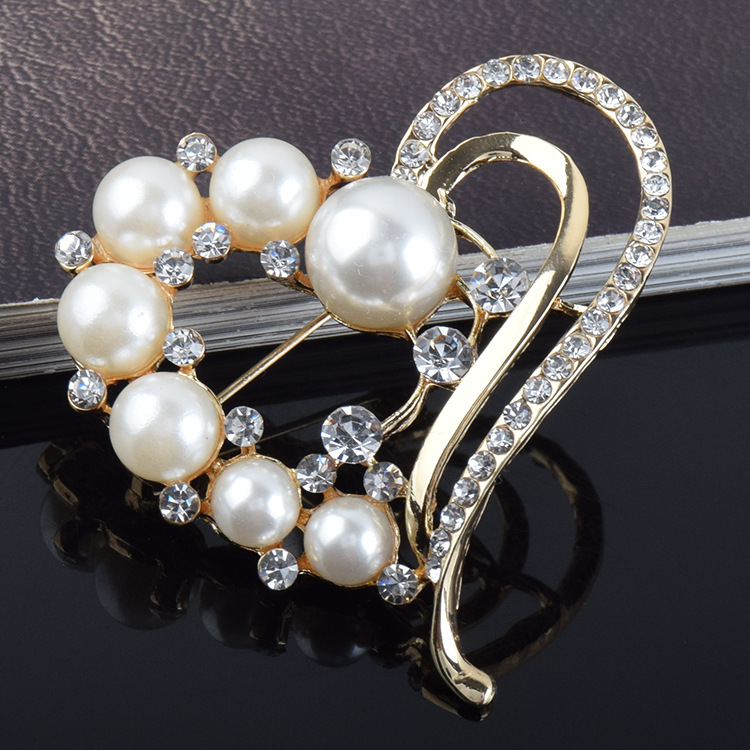New Jewelry Crystal Heart-shaped Pearl Designer Brooches for Women All-match Clothing Brooch Pins Creative Suit Corsage