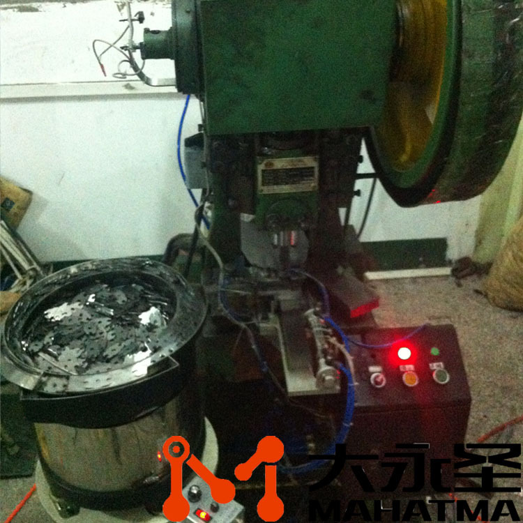 小片料自动上料冲压机械手