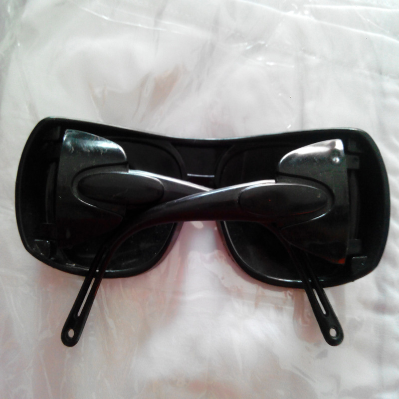 2010 黑色电焊眼镜 焊工眼镜 防护眼镜防飞溅劳保眼镜 护目镜