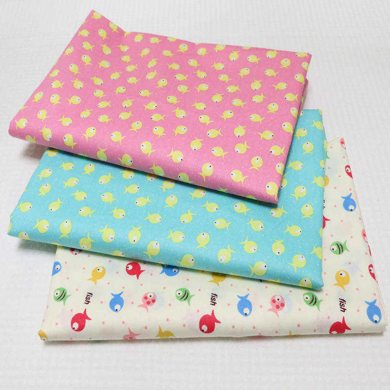 全棉斜纹布料1.6米宽 卡通小鱼印花布 学生床品纯棉面料厂家供应