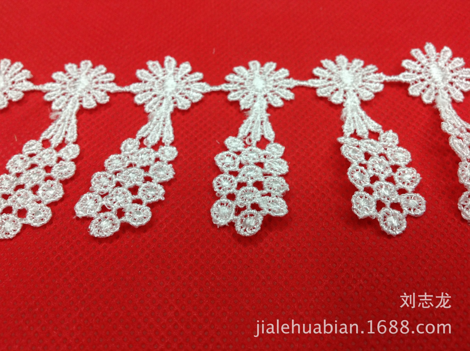 现货供应 新款花朵带吊坠涤光花边 刺绣工艺 高档服饰辅料 DIY