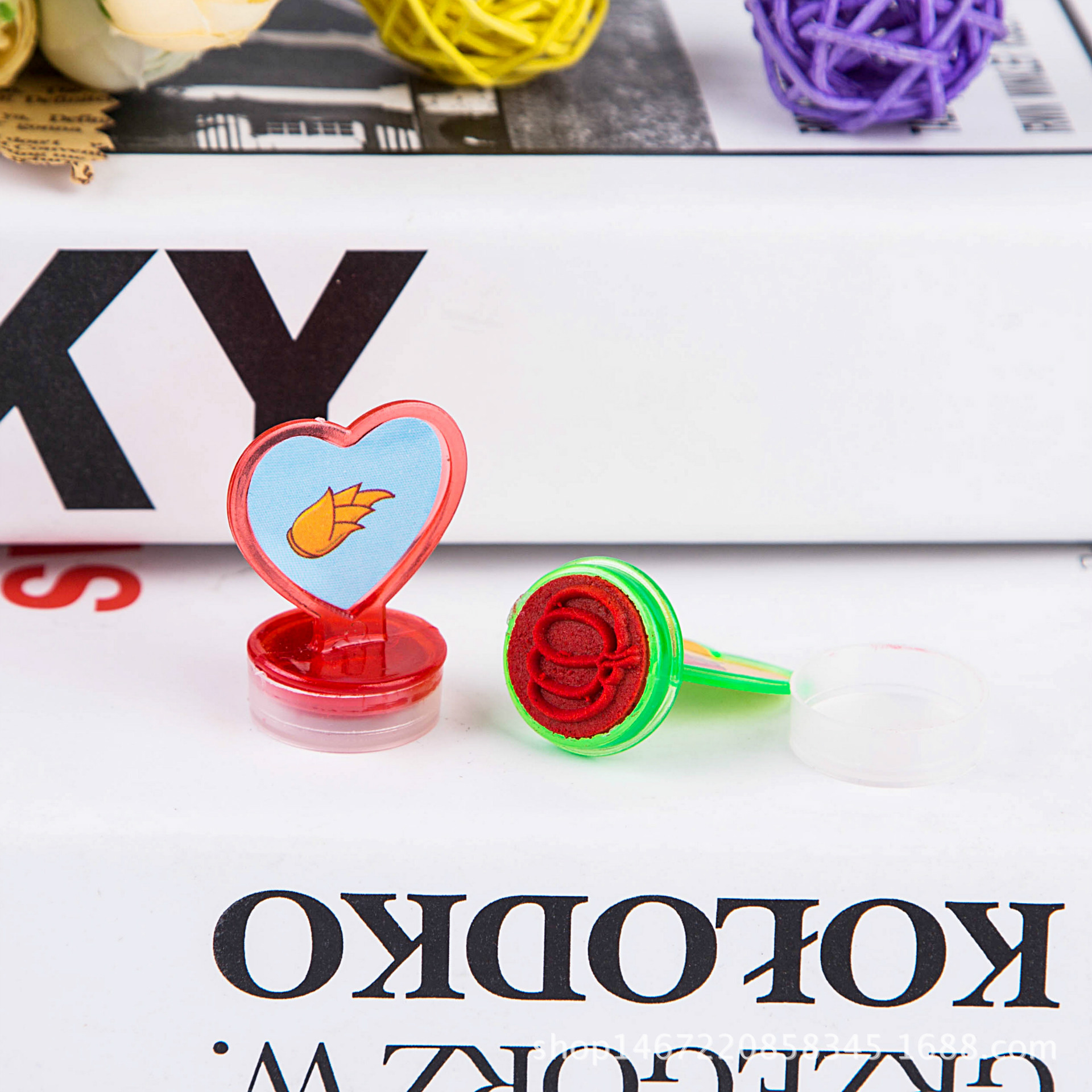 Nuevo anillo de plástico para niños sello de juguete creativo juguete color chica anillo sello al por mayor