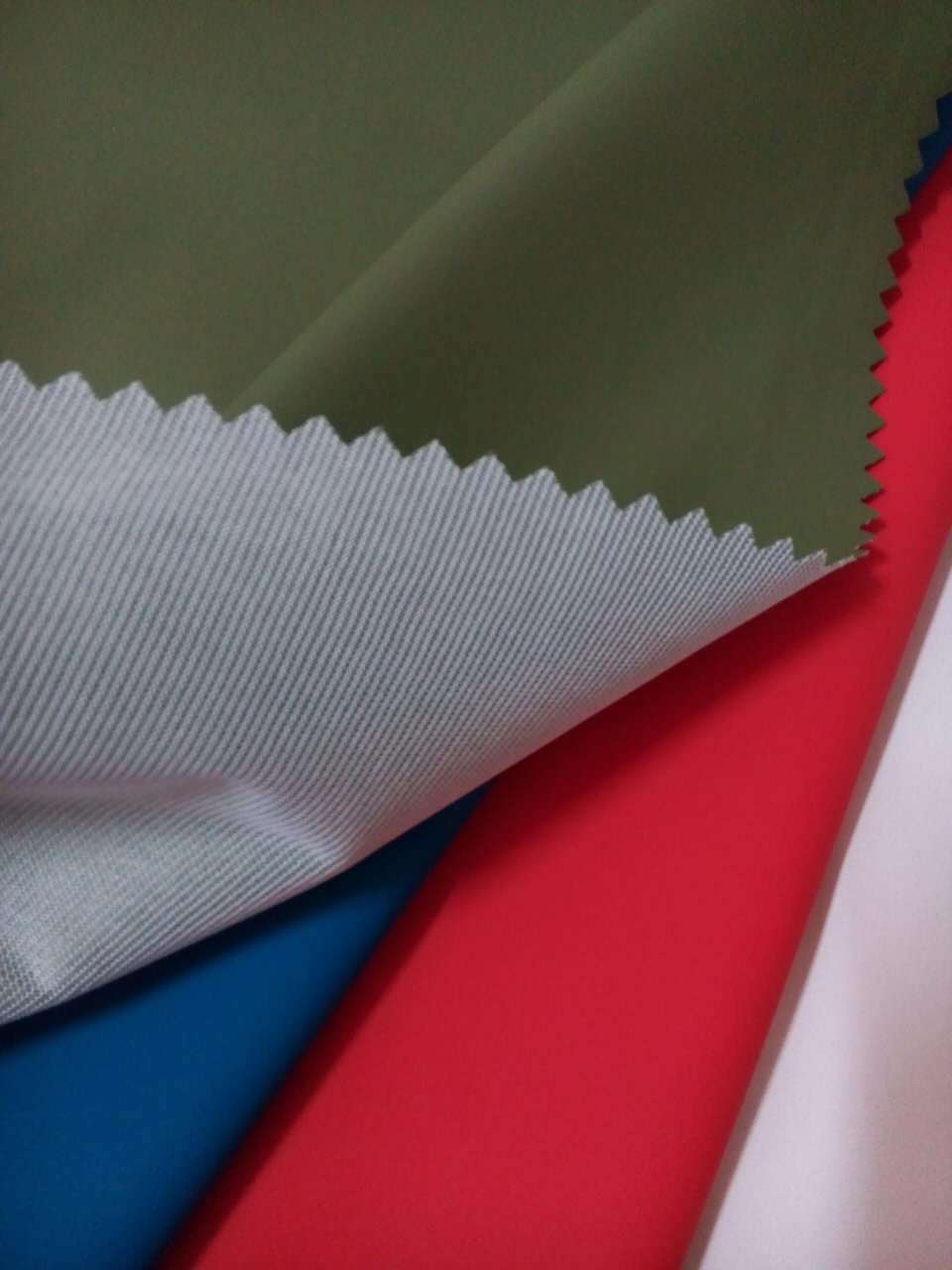 PU皮0.3mm超薄型 雨衣款休闲面料 轻薄干贴PU革