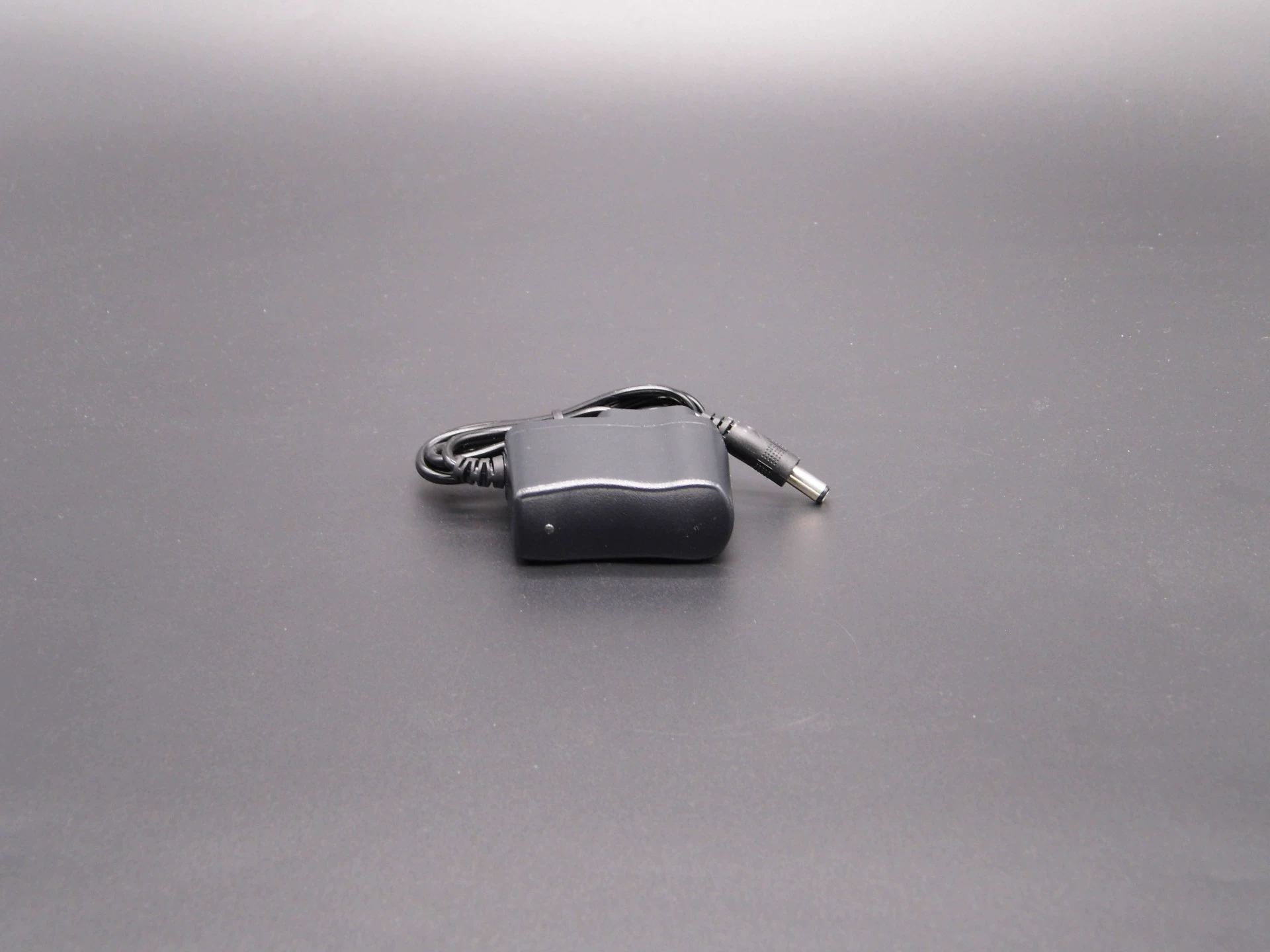 Усилитель Little Bee с выходом DC5.5, зарядное устройство 10В, подходит для литиевых аккумуляторов 7.4В, с сертификатом безопасности.