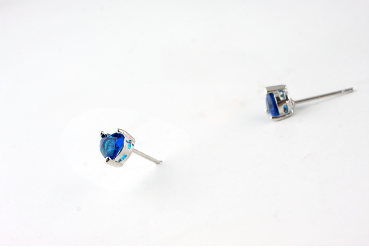 Hot New Crystal Stud Earrings display picture 3