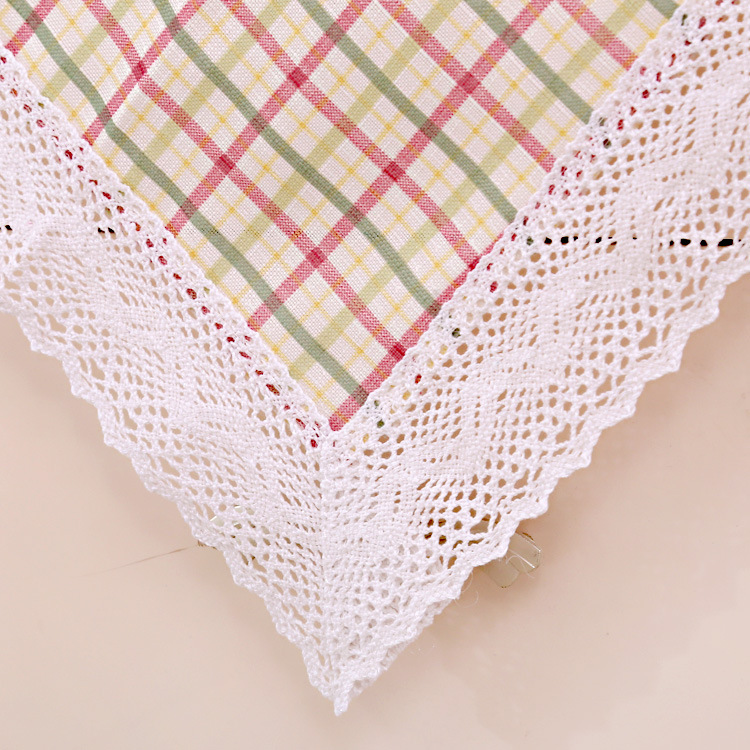 小方格粉台布一角