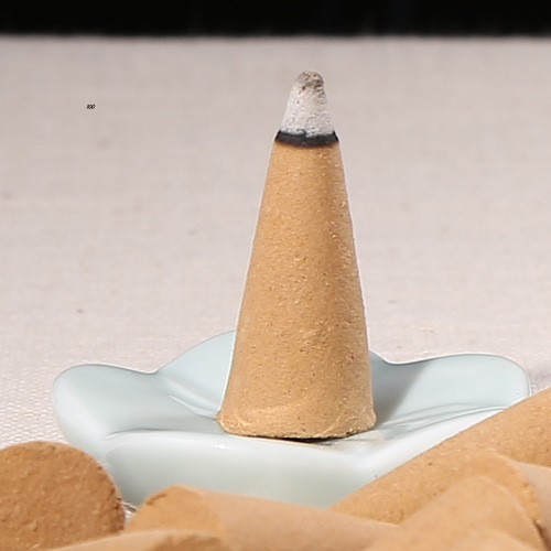 A 100-piece canister of natural Old Mountain Sandalwood cone incense for Buddha, sandalwood cone incense granules for home use.