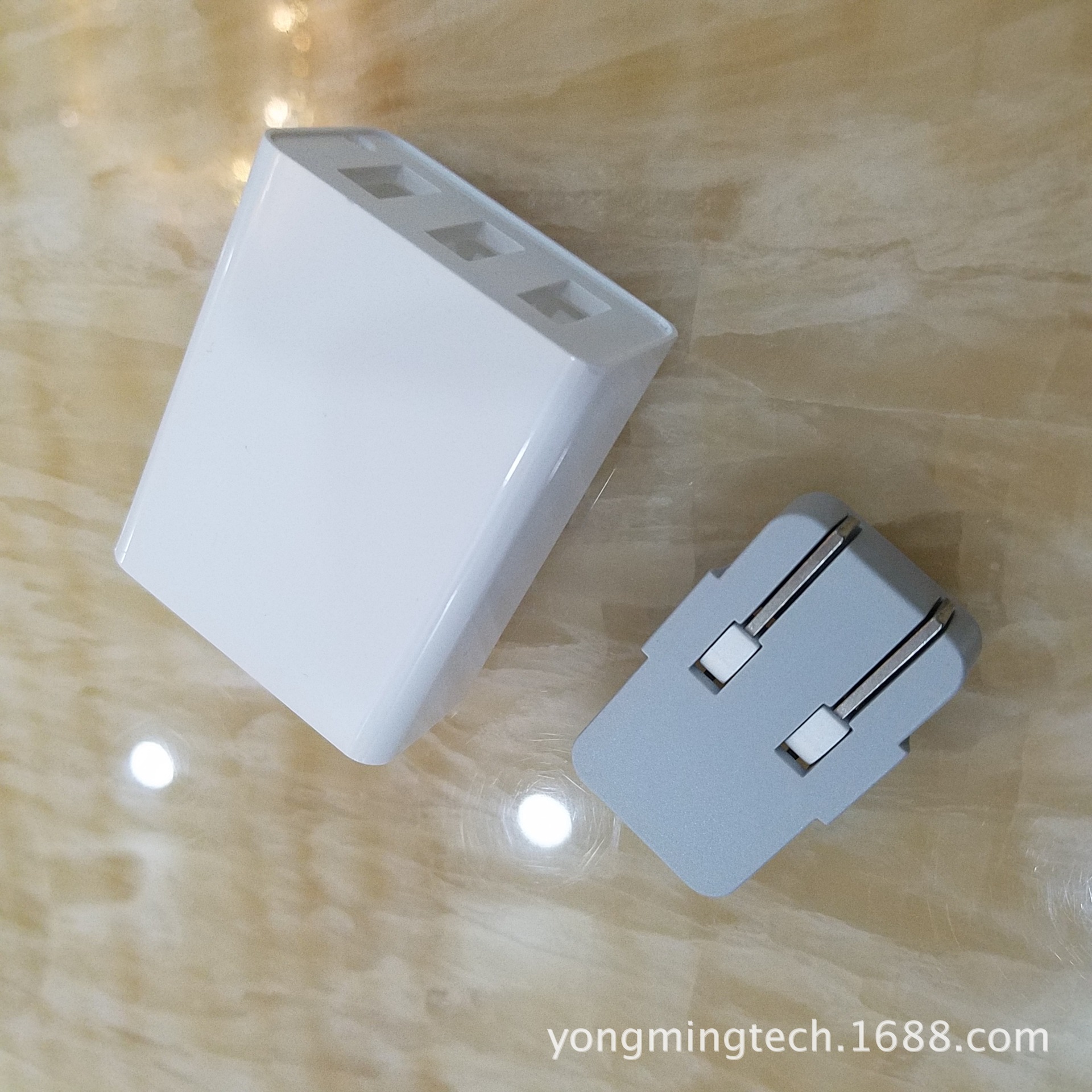 热销新款QC3.0充电器外壳，供应30W USB充电器外壳,3USB高光外壳