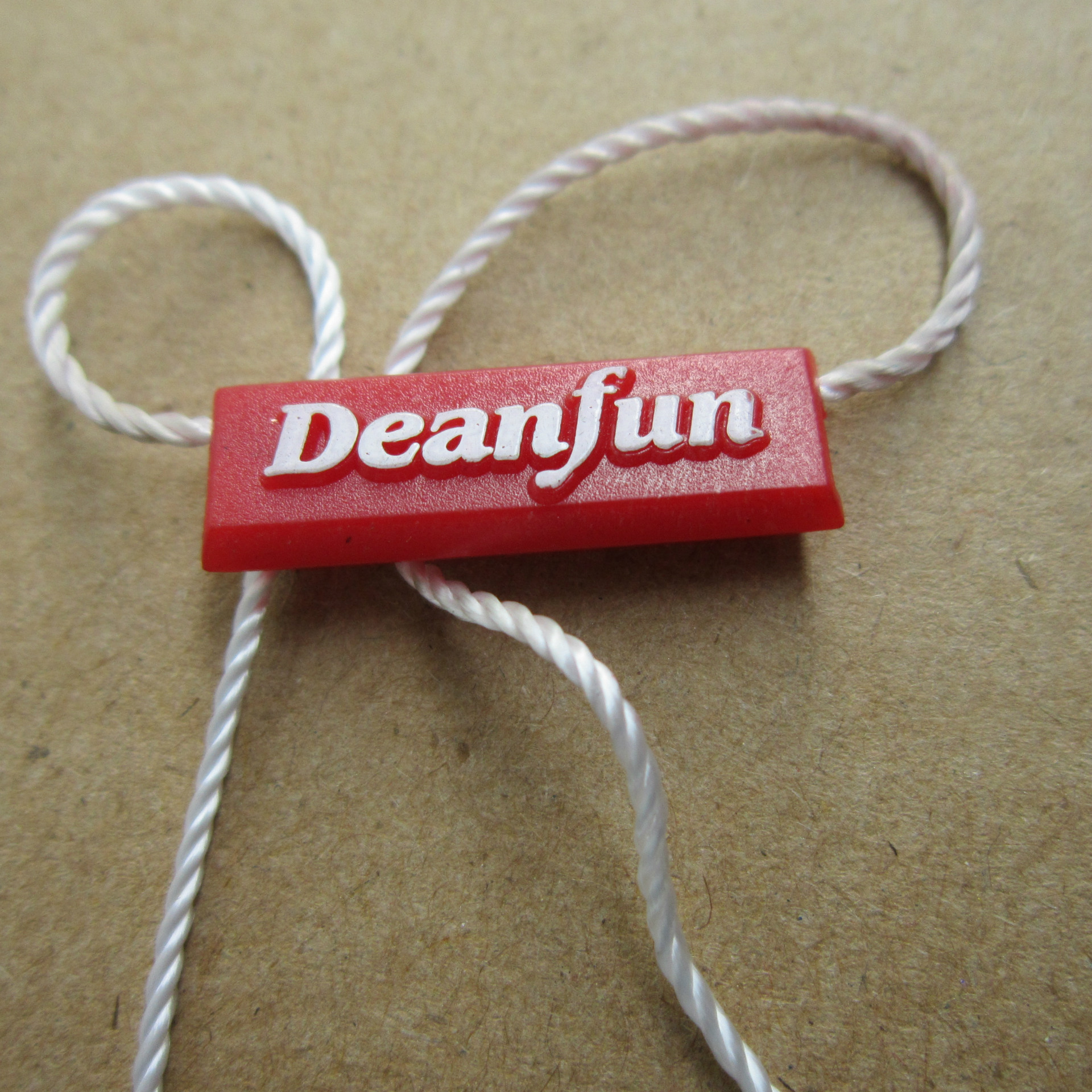 广州市吊粒厂专 业生产定 做服饰 皮具 鞋子 饰品 精 美吊粒厂家